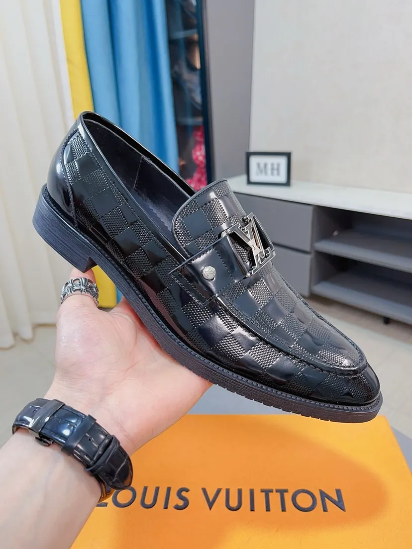 Men's men's shoes💰540🌸🌸Water dyed cowhide 💶[Louis Vuitton (LV)] High-end business formal leather shoes🍀Luxury and elegant style, both practicality and style, professional focus on details and quality, counter original 1⃣️: 1⃣️super accurate reproduction👍🏻! Material: The upper is made of imported original calfskin➕imported Italian cowhide leather. Original anti-slip and wear-resistant outsole! Black, brown and blue are optional. Number of yards: 38--44 (45 customized)